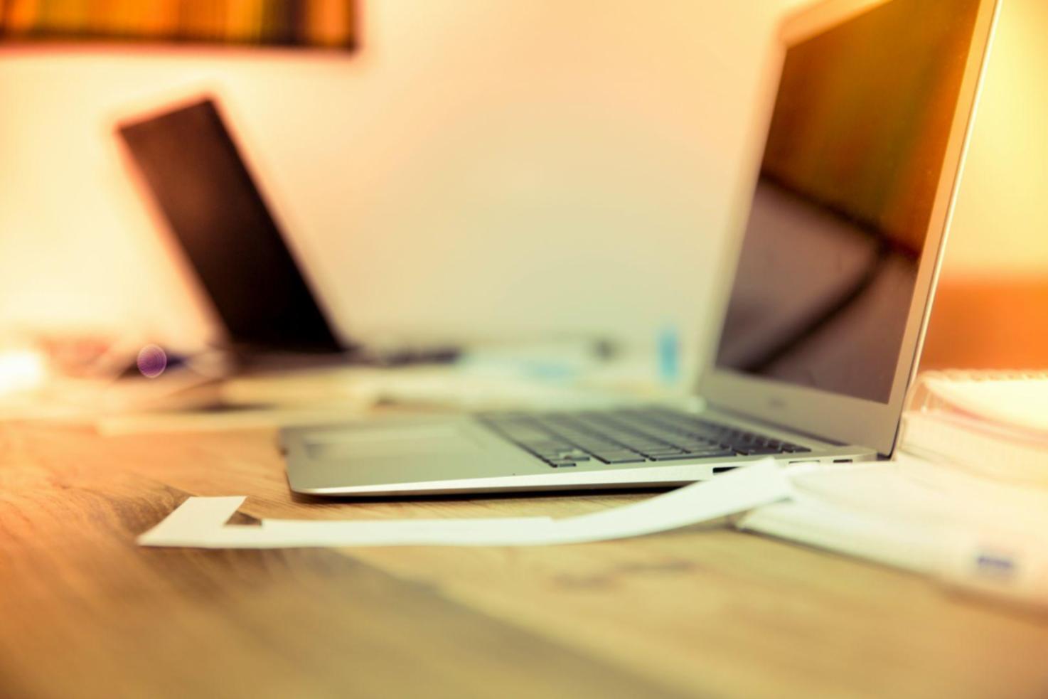 Postazione di lavoro per sviluppo web con computer e schermo