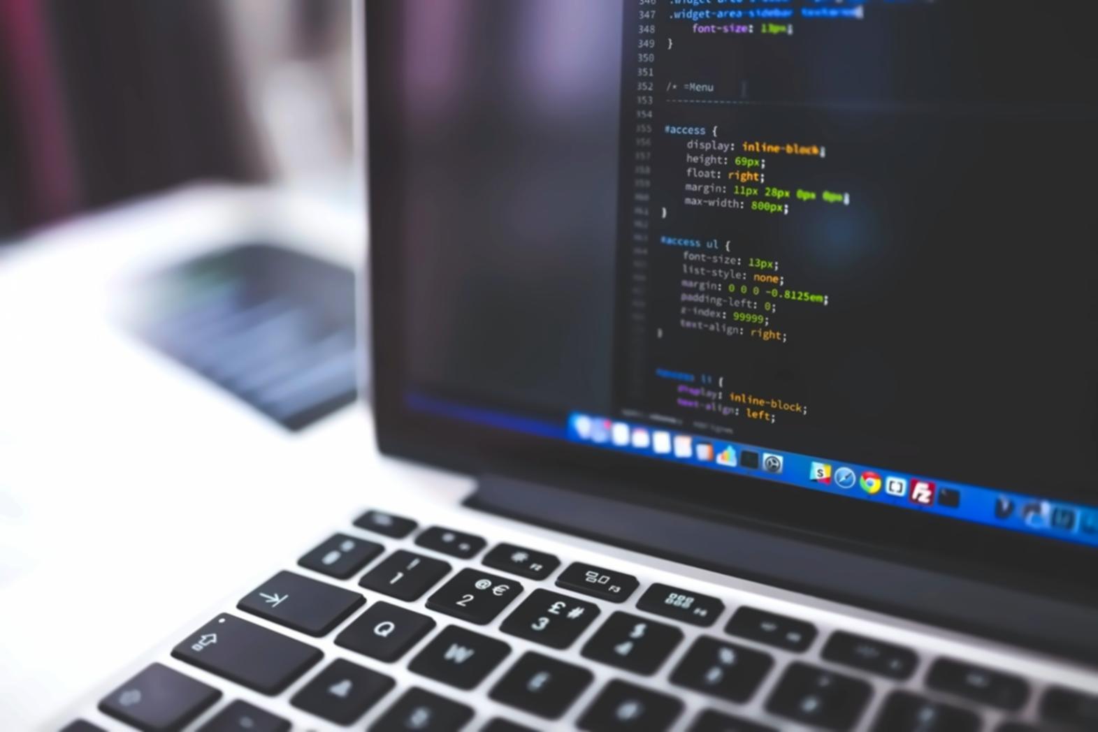 Ambiente di sviluppo con editor di codice aperto